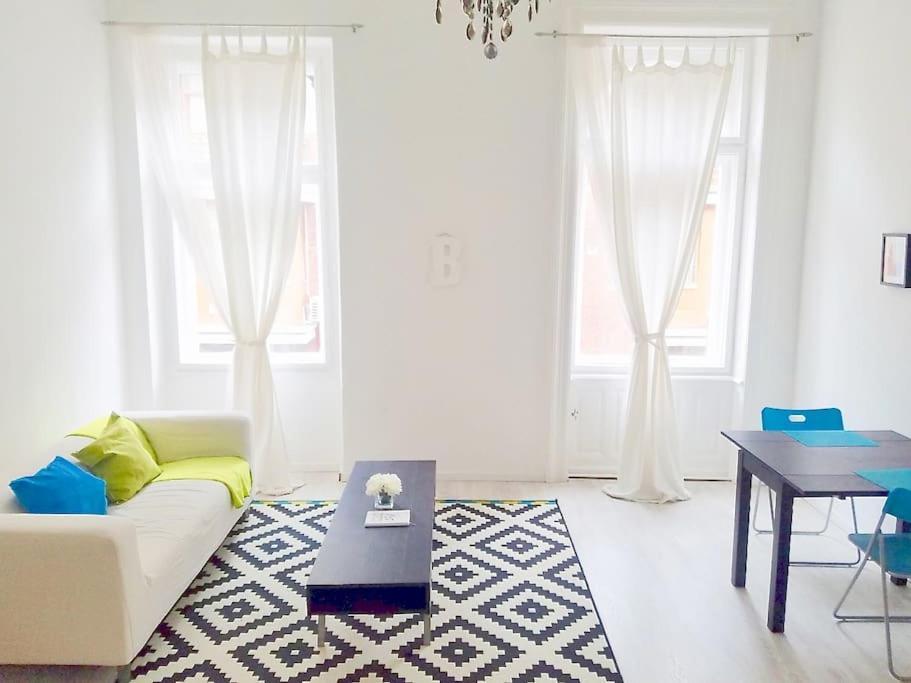 Bright And Cozy - City Center Apt Budapest Kültér fotó